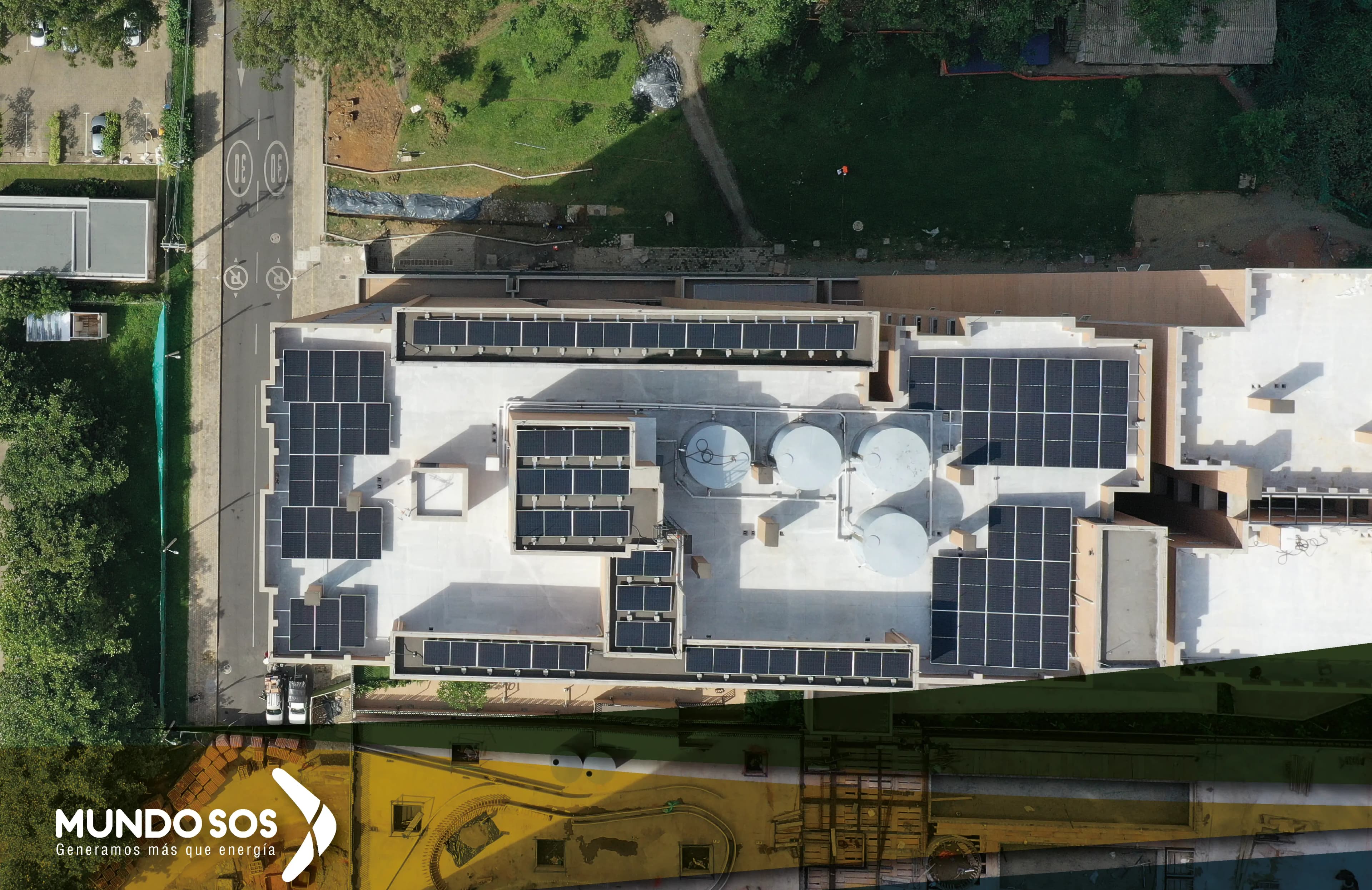 Sistema solar fotovoltaico instalado por MUNDO SOS sobre una cubierta industrial