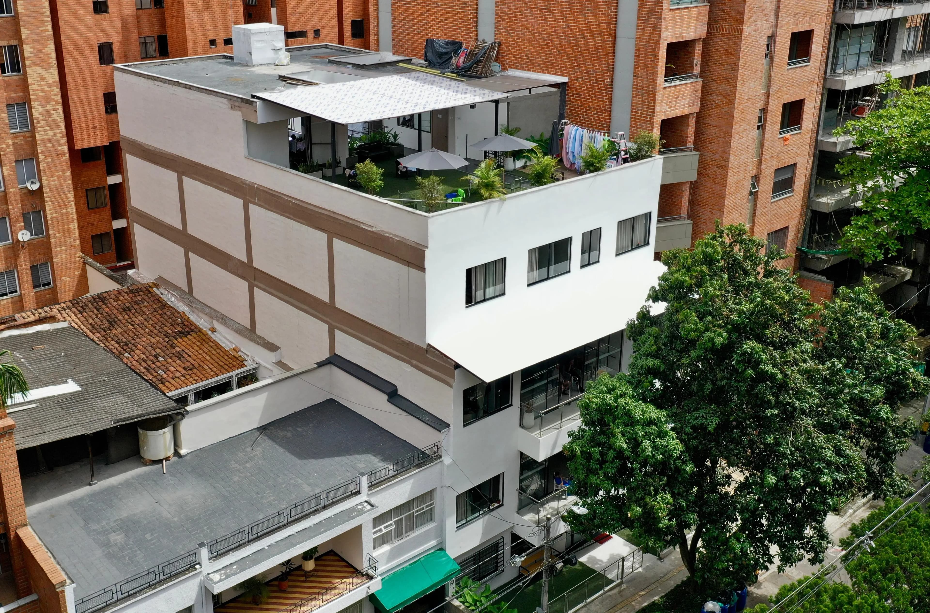 Instalación de paneles solares de MUNDO SOS generando energía limpia en Colombia